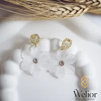 اکسسوری دخترانه گل سفید با نگین براق و رنگ ثابت .