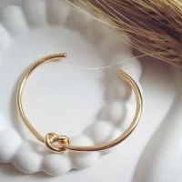 بنگل مدل گره طلایی ضد حساسیت با طراحی مینیمال و شیک