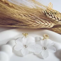 گوشواره سفید نگین‌دار ضدحساسیت برای استایل مهمانی .
