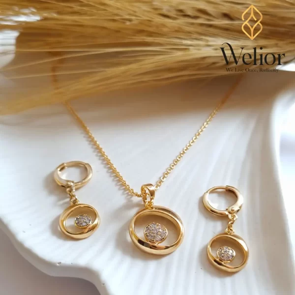 نیم‌ ست دخترانه شیک با طراحی خاص و گوشواره حلقه‌ای نگین‌دار